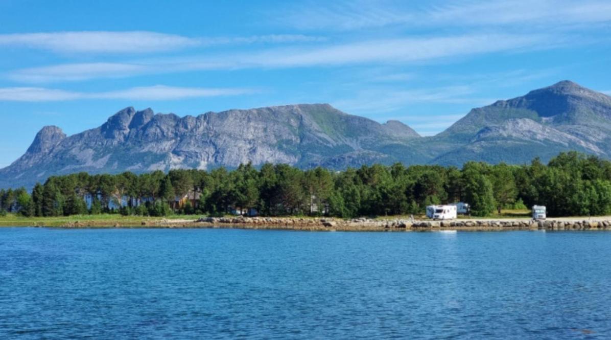 Ulvsvag Gjestgiveri Og Fjordcamping As Екстер'єр фото