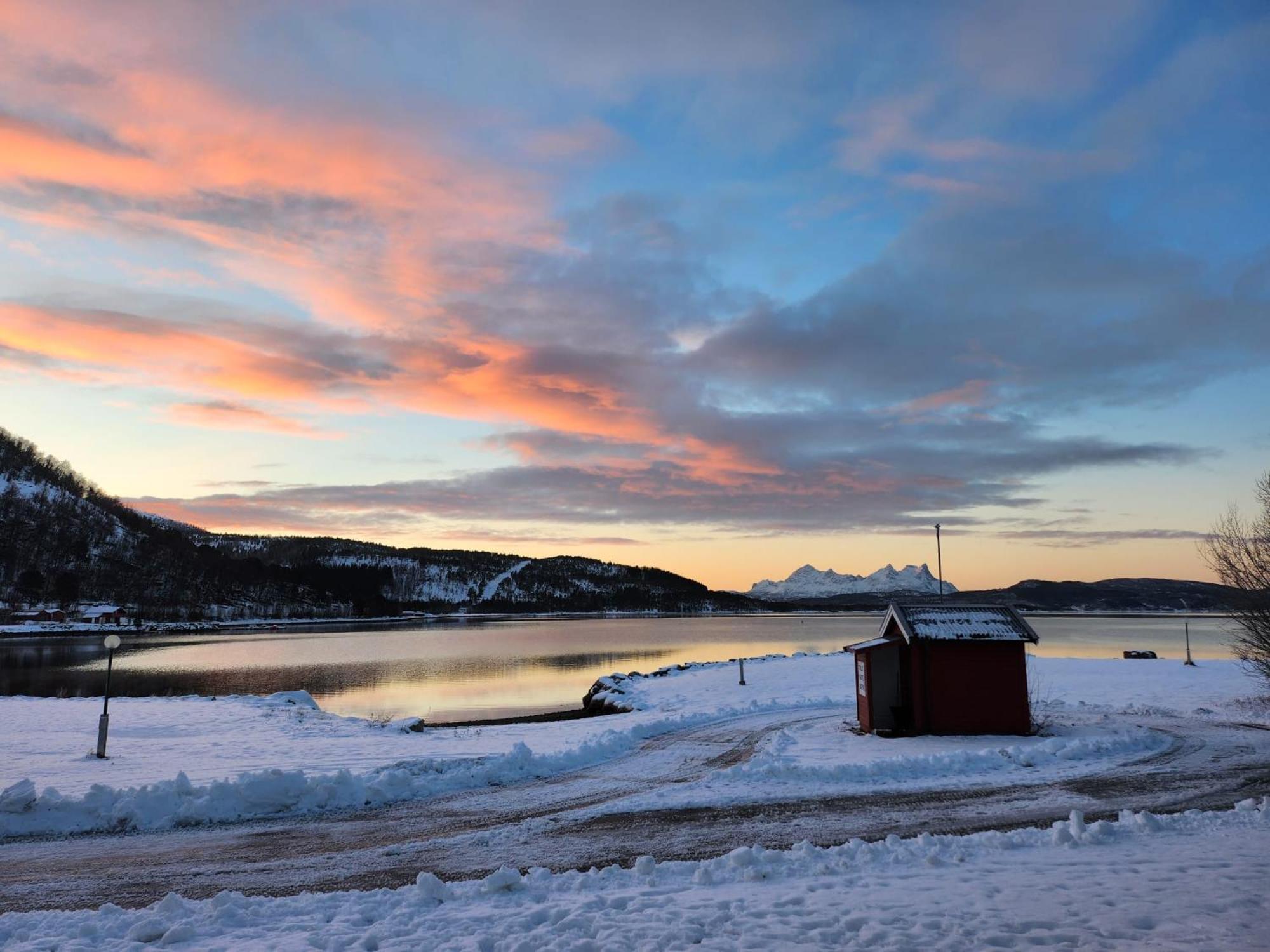 Ulvsvag Gjestgiveri Og Fjordcamping As Екстер'єр фото